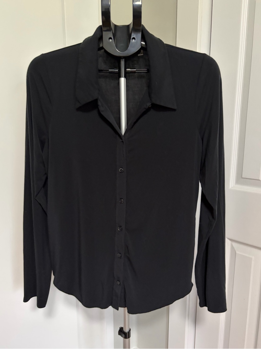 Wilfred Black Button-Up Shirt in Jersey-do but fits like a med/lg